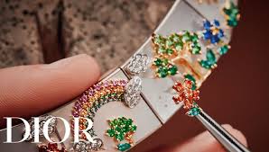 به گفته Dior Couture، این اکسسوری مد تابو بازگشته است